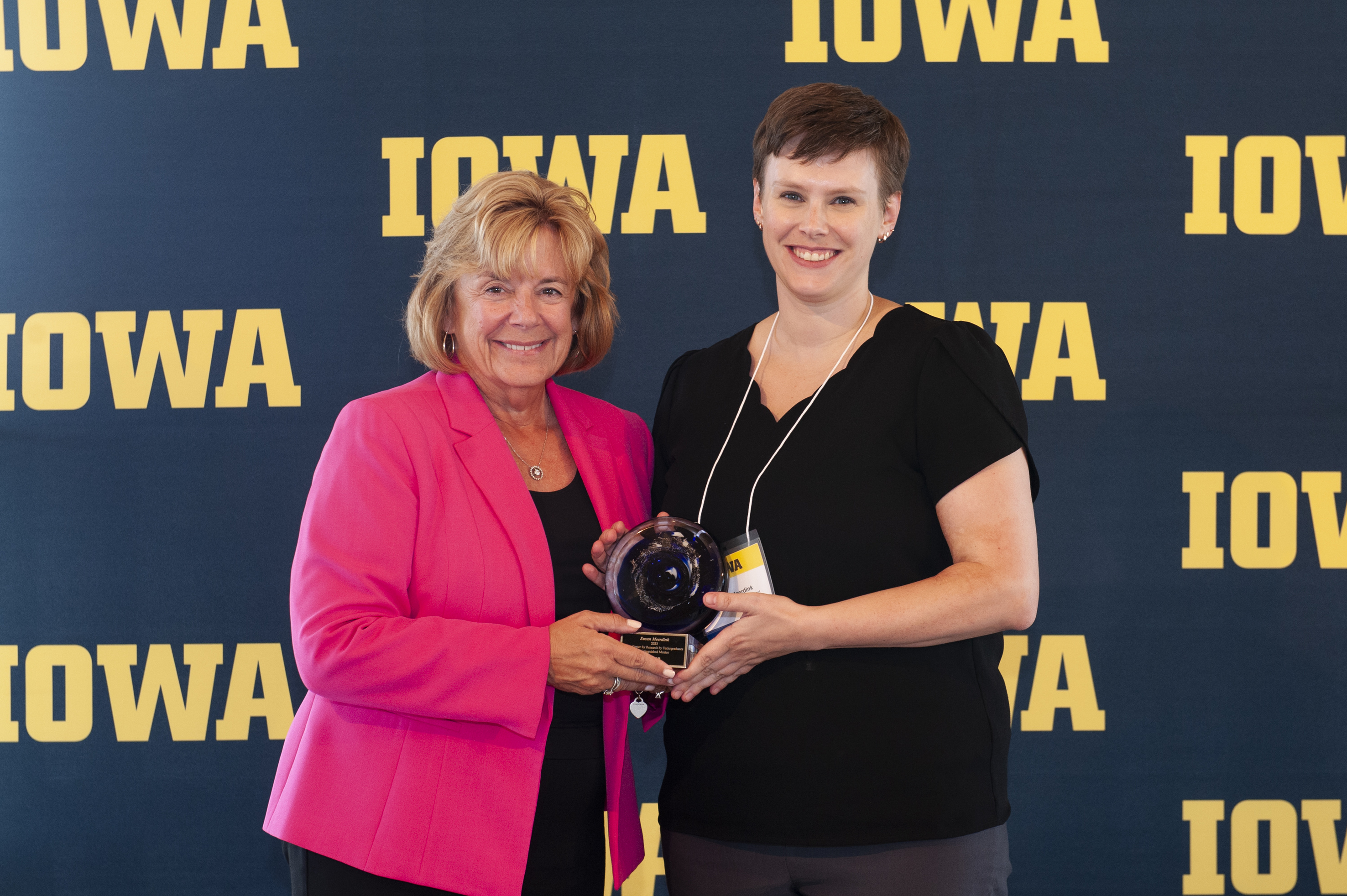 a photo of Dr. Susan Meerdink receiving the ICRU Distinguished Mentor Award from University of Iowa President Barbara Wilson