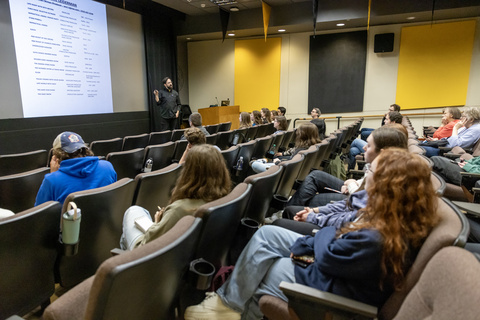 CLAS Alumni Fellow Eric Leiderman shares his resume with students
