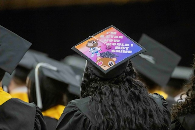 A mortarboard that says "I am a star, how could I not shine" [sic]