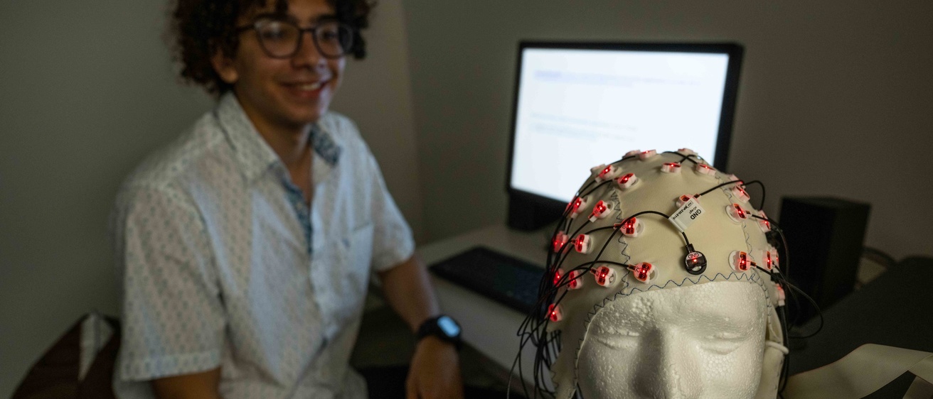 Héctor Sánchez Meléndez studying neuroscience at the University of Iowa