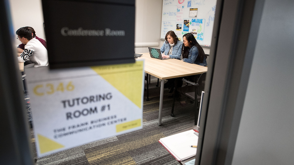 A sign showing the tutoring center at the Biz Hub on campus