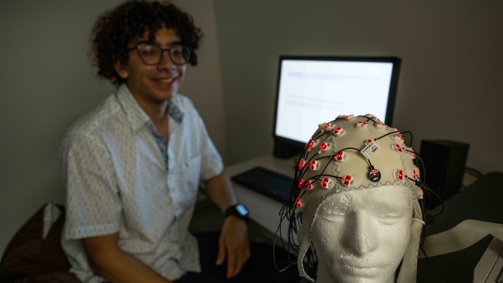 Héctor Sánchez Meléndez studying neuroscience at the University of Iowa