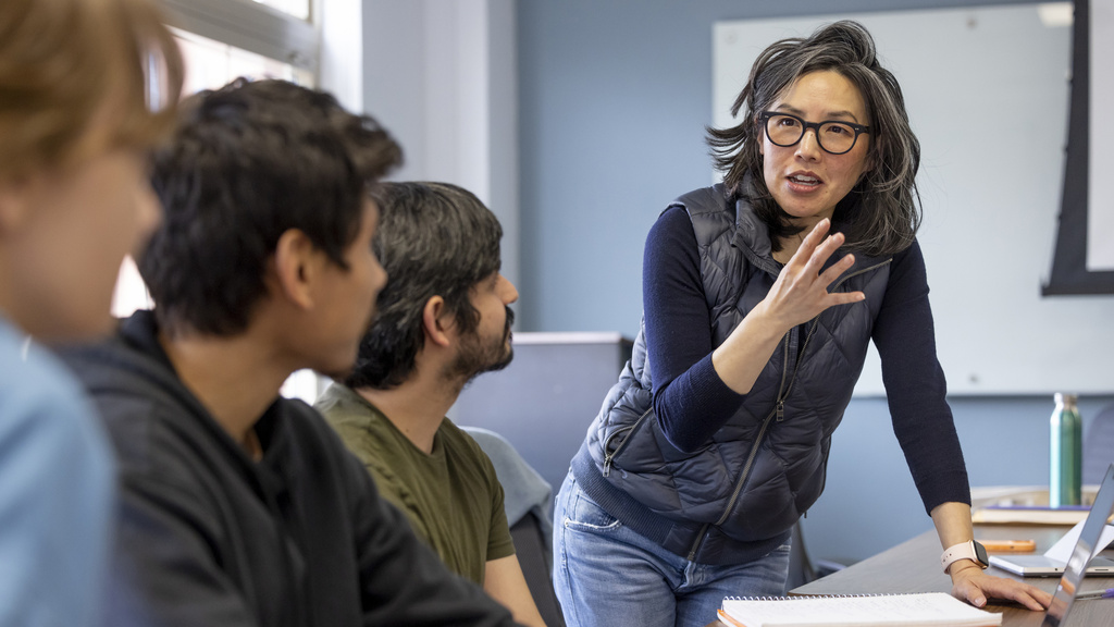 Professor Freda Lynn speaking to students in class