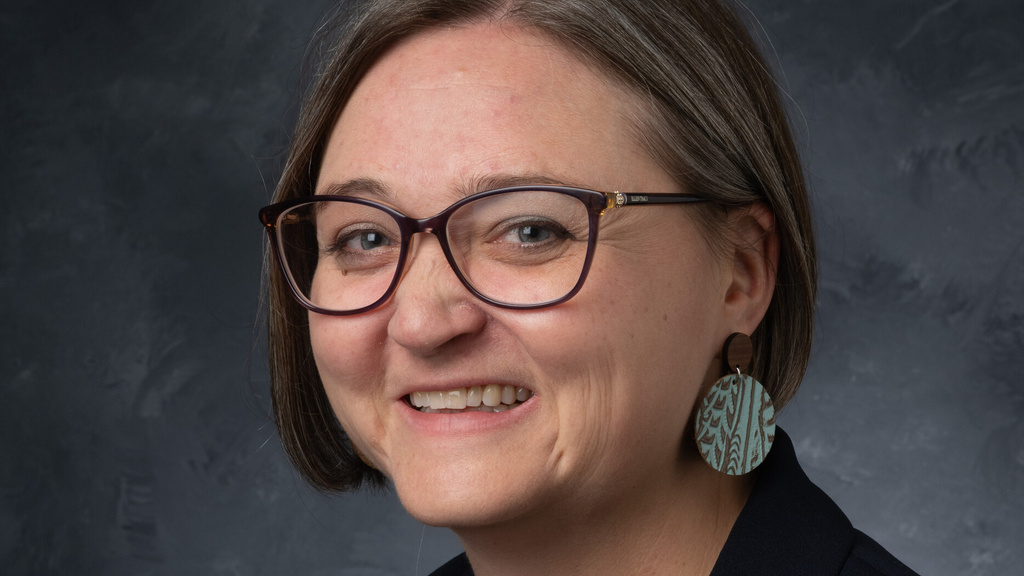 a headshot of Anna Newnum