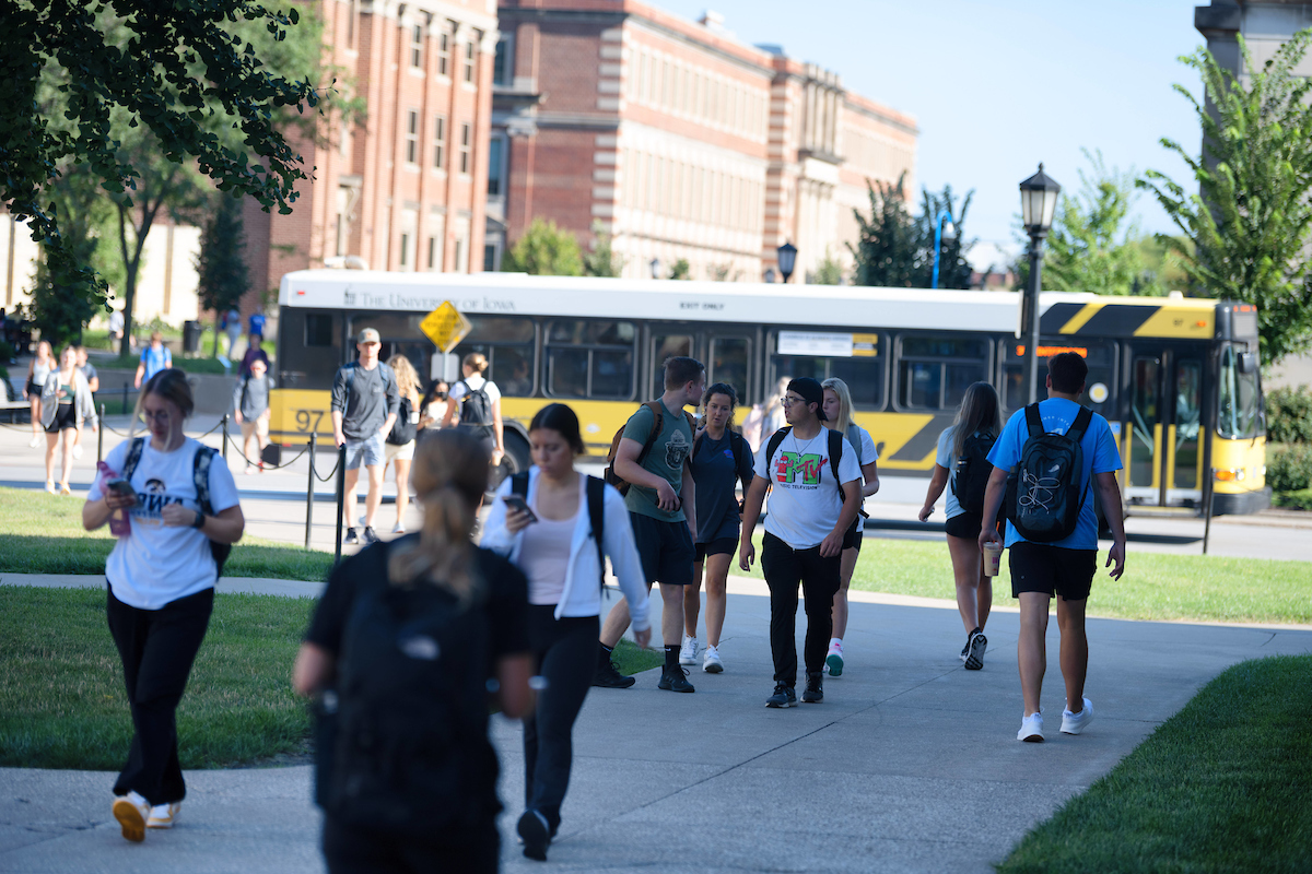 Students getting onto CAMBUS